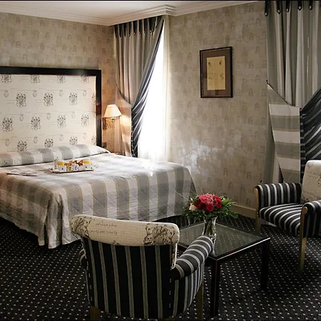 Lutèce Port Royal Hotel 4*